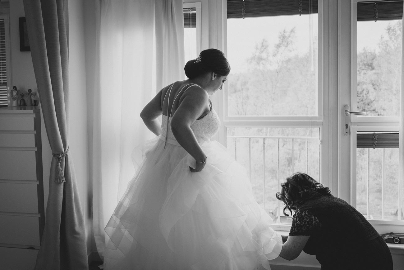 bridal preparations, glasgow wedding. Black and white natural wedding photography.