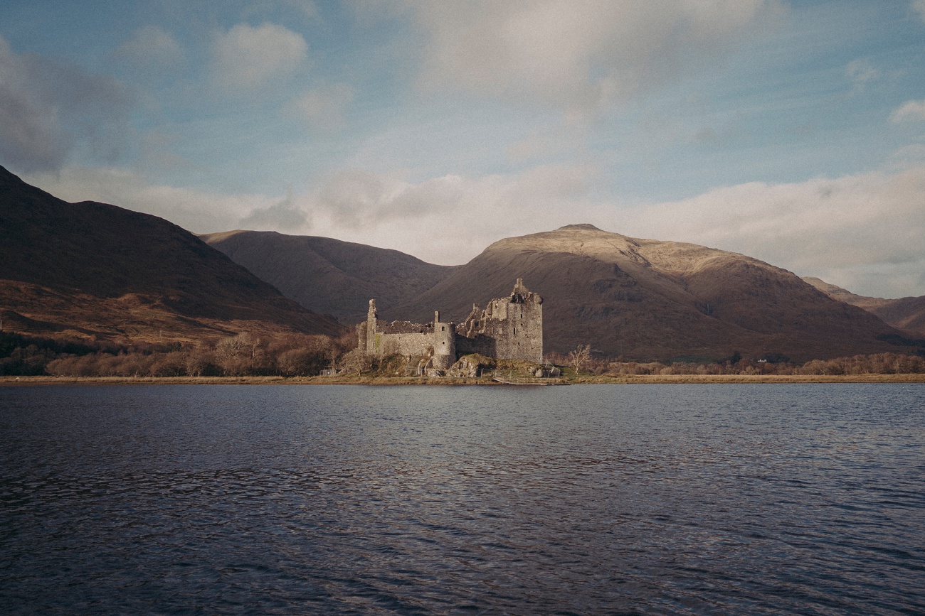 kilchurn castle wedding mc 0008 kilchurn castle wedding mc 0008