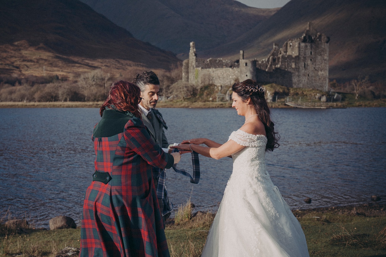 kilchurn castle wedding mc 0011 kilchurn castle wedding mc 0011