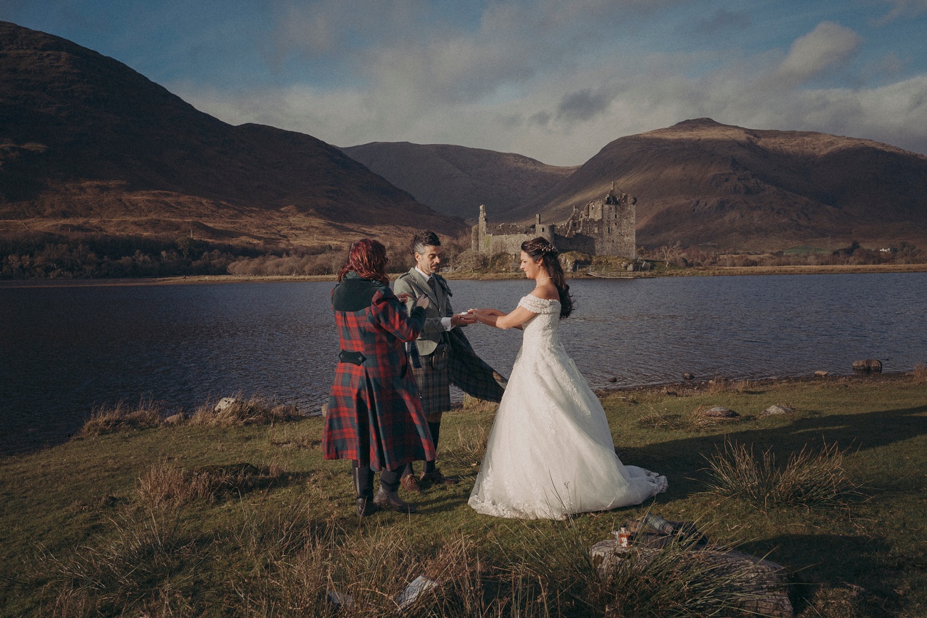 kilchurn castle wedding mc 0012 kilchurn castle wedding mc 0012