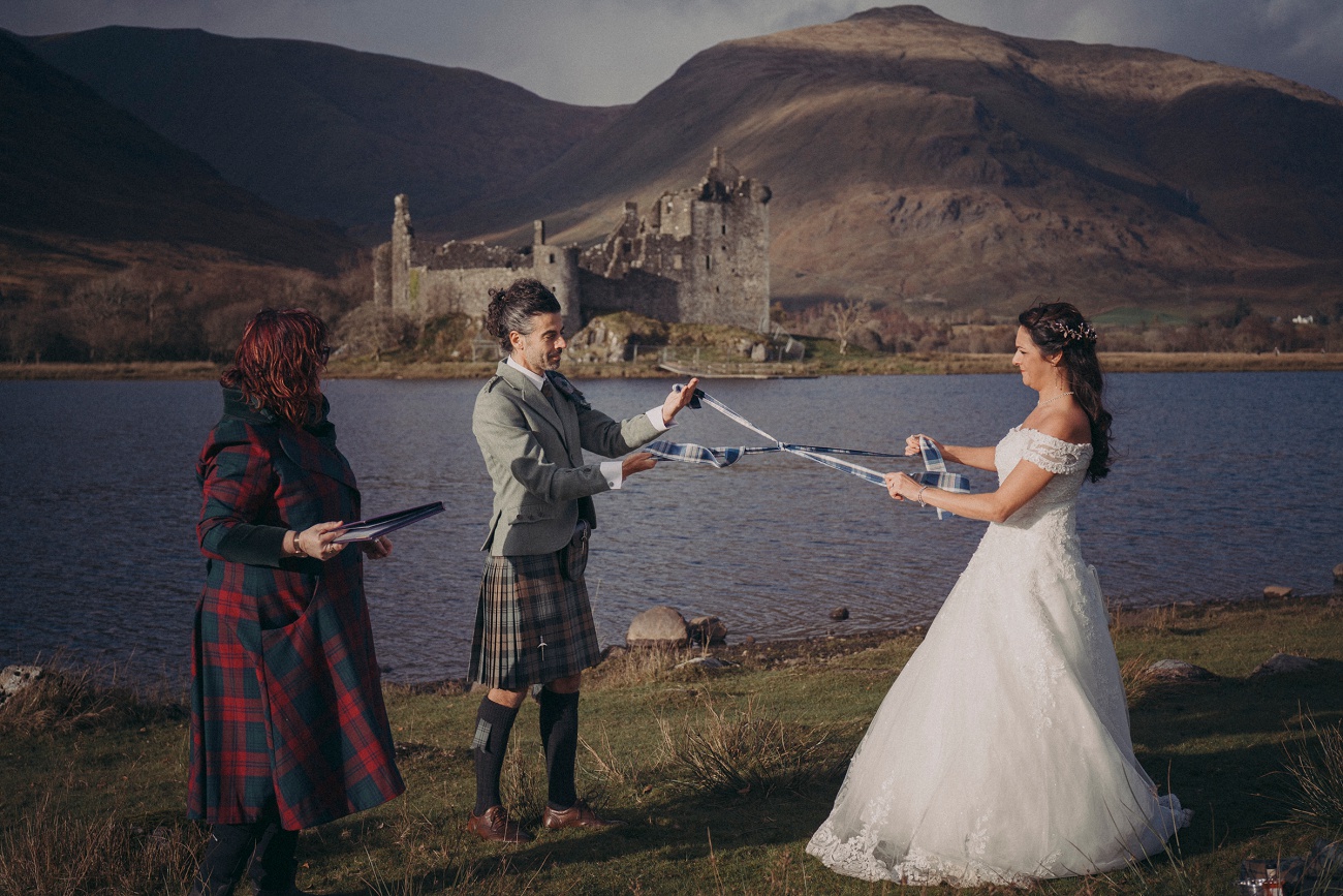 kilchurn castle wedding mc 0013 kilchurn castle wedding mc 0013