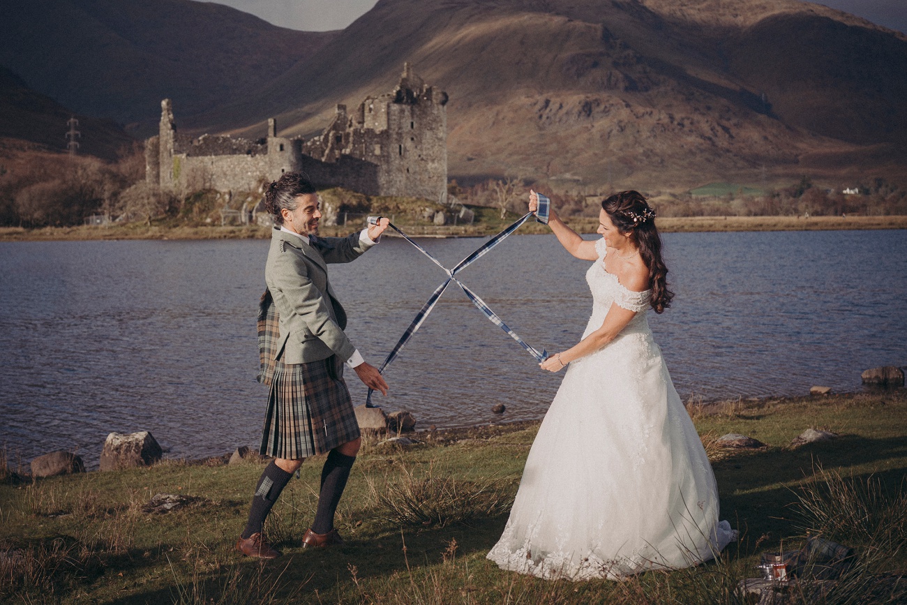 kilchurn castle wedding mc 0014 kilchurn castle wedding mc 0014