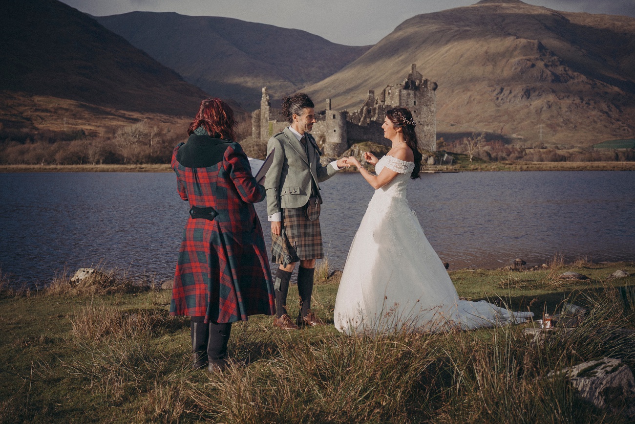kilchurn castle wedding mc 0015 kilchurn castle wedding mc 0015