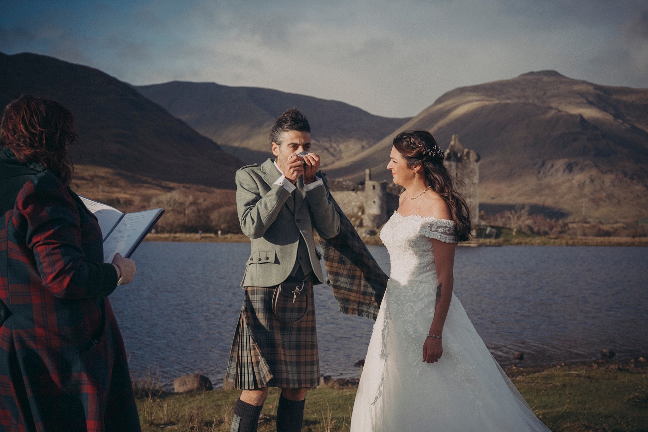 kilchurn castle wedding mc 0018 kilchurn castle wedding mc 0018