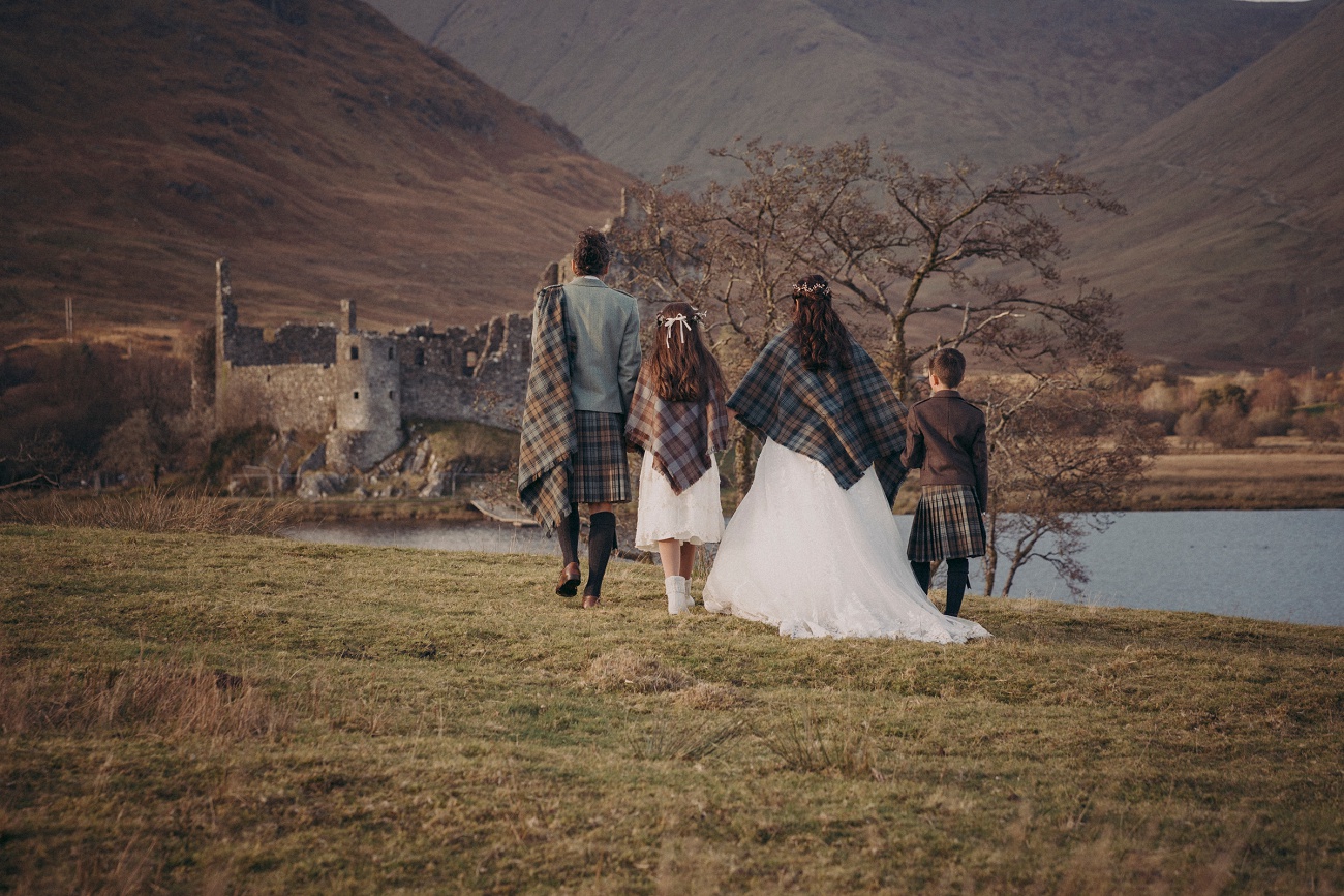 kilchurn castle wedding mc 0027 kilchurn castle wedding mc 0027